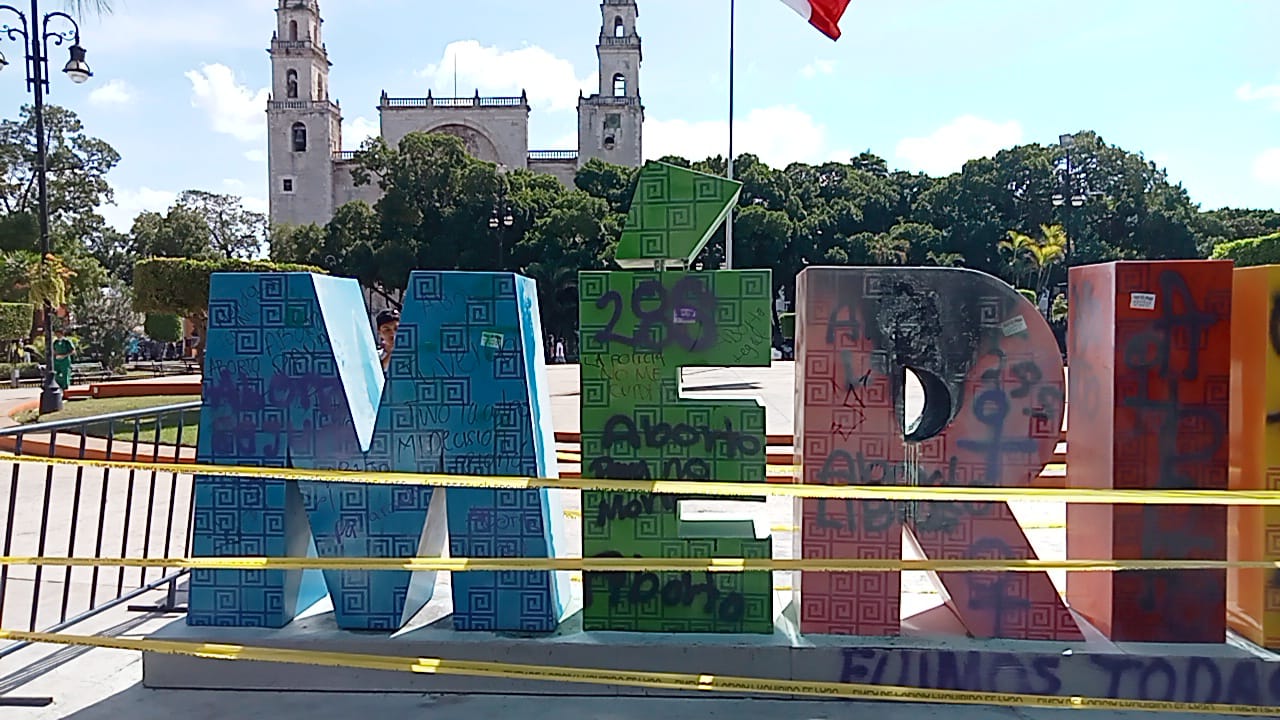 «No permitiremos actos vandálicos»: Renán Barrera; Ayuntamiento denunció incendio a las letras de Mérida