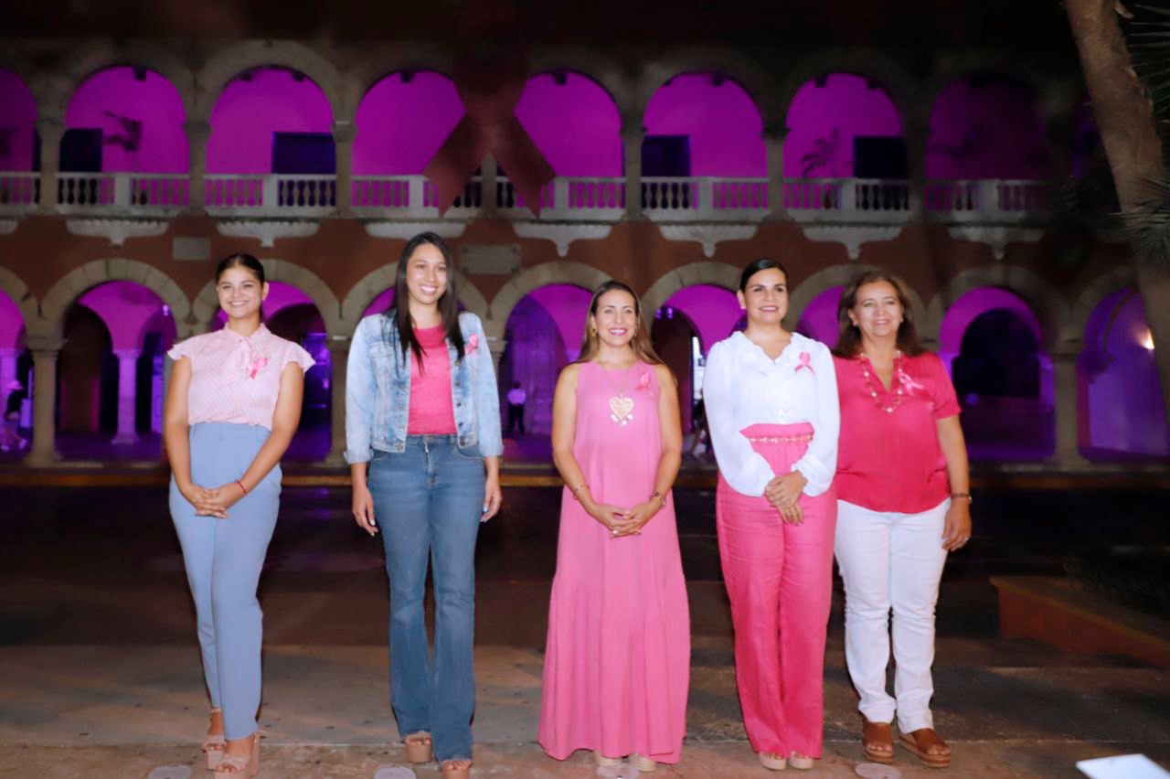 Ayuntamiento de Mérida se suma al “Encendido Rosa” por la lucha contra el Cáncer de Mama