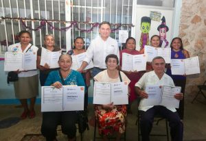 Jóvenes y adultos reciben su certificado de primaria y secundaria en Motul