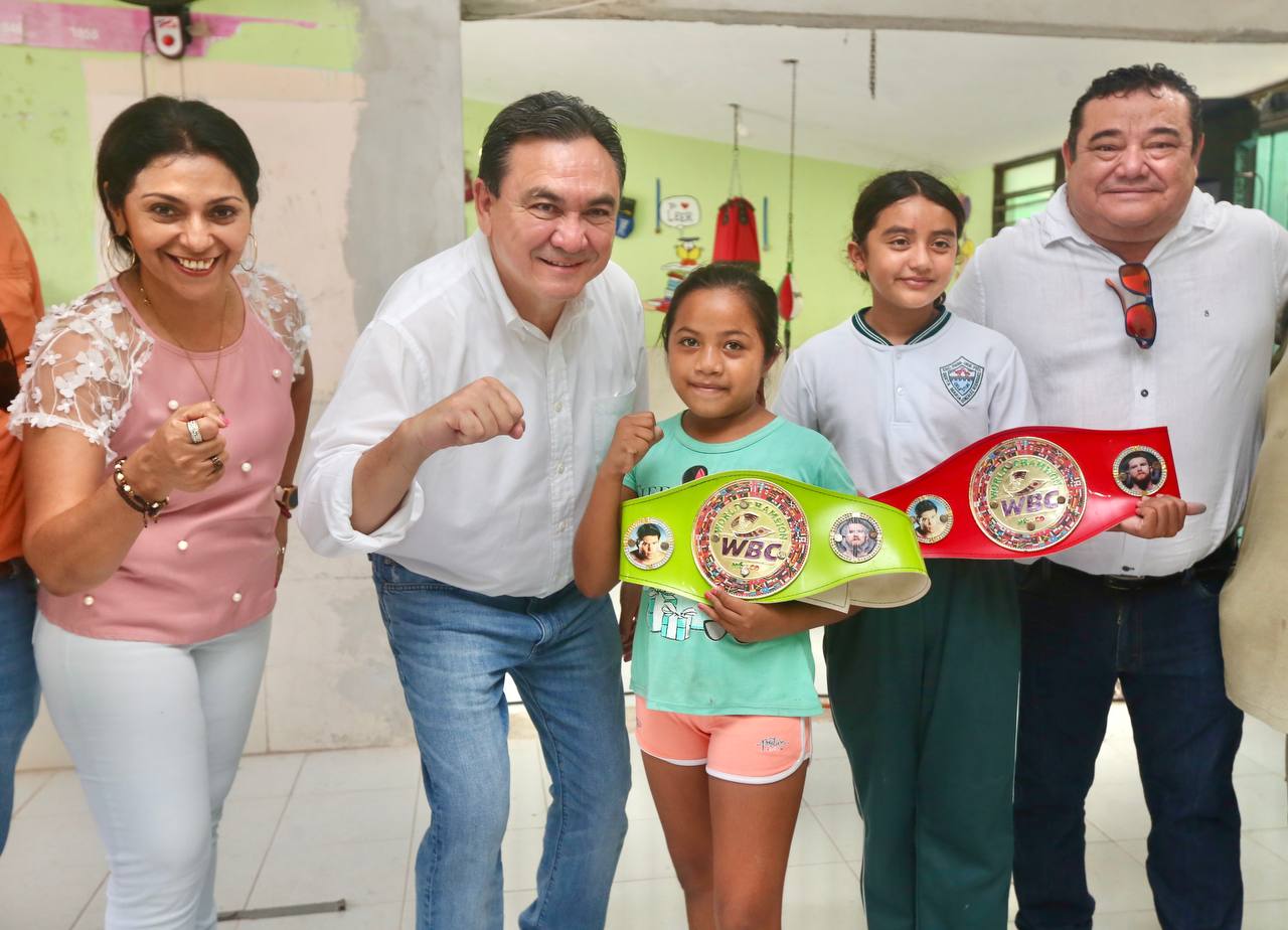 Niñas y niños de Celestún reciben mobiliario escolar