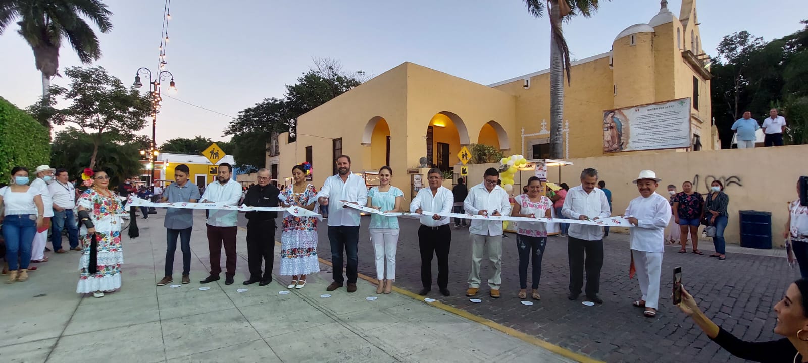 Entre sabores regionales y convivencia familiar inicia La Víspera de La Noche Blanca