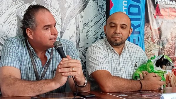 Con el propósito de fomentar una cultura de responsabilidad y respeto para las mascotas, el viernes 29 en el parque San Sebastián se realizará el Pixán Peek en el marco del Festival de las Ánimas 2022.   En rueda de prensa, Juan Pablo Pérez Caraveo, del Hospital El Arca de Noé, afirmó que Mérida es pionera en realizar este tipo de eventos.   Las actividades a realizarse son: dos pláticas de adiestramiento canino, a cargo del entrenador Rashid Cortázar y Manada Canina; un concurso de disfraces para mascotas y una exhibición de altares para mascotas.   Rashid Cortázar, entrenador de perros,  pidió llevar mascotas que sean sociables con otros perros y niños, pues en caso de que el perro, sin importar la raza o el tamaño, sea intolerante se le provocaría estrés, lo que podría poner en riesgo a otros caninos y asistentes.   A quienes lleven a sus mascotas, de preferencia que sea con collar, collar y una plaquita de identificación.    Por si parte, la directora de Desarrollo Social del Ayuntamiento de Mérida, comentó que el Pixán Peek tiene por objetivo promover la cultura de la adopción de perros rescatados y un buen trato para las mascotas.