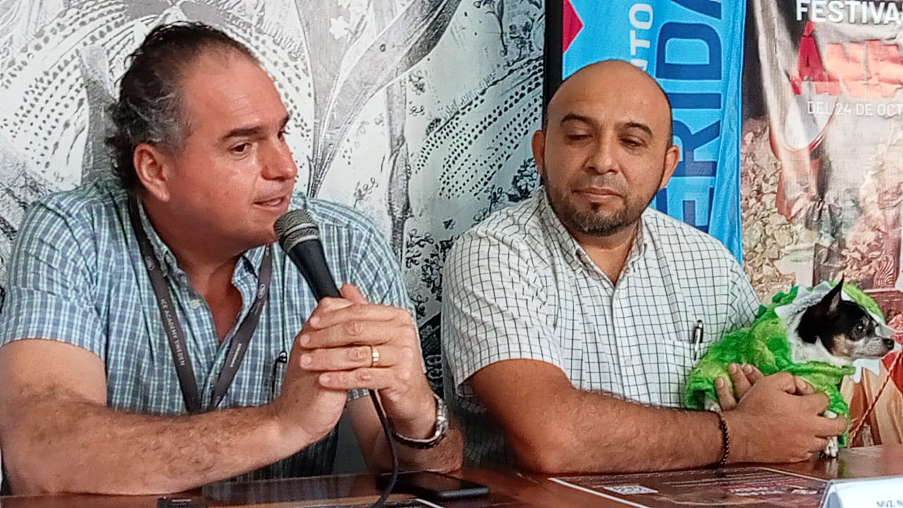 Con el propósito de fomentar una cultura de responsabilidad y respeto para las mascotas, el viernes 29 en el parque San Sebastián se realizará el Pixán Peek en el marco del Festival de las Ánimas 2022. En rueda de prensa, Juan Pablo Pérez Caraveo, del Hospital El Arca de Noé, afirmó que Mérida es pionera en realizar este tipo de eventos. Las actividades a realizarse son: dos pláticas de adiestramiento canino, a cargo del entrenador Rashid Cortázar y Manada Canina; un concurso de disfraces para mascotas y una exhibición de altares para mascotas. Rashid Cortázar, entrenador de perros, pidió llevar mascotas que sean sociables con otros perros y niños, pues en caso de que el perro, sin importar la raza o el tamaño, sea intolerante se le provocaría estrés, lo que podría poner en riesgo a otros caninos y asistentes. A quienes lleven a sus mascotas, de preferencia que sea con collar, collar y una plaquita de identificación. Por si parte, la directora de Desarrollo Social del Ayuntamiento de Mérida, comentó que el Pixán Peek tiene por objetivo promover la cultura de la adopción de perros rescatados y un buen trato para las mascotas.