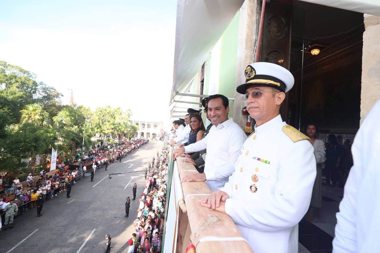 Familias yucatecas disfrutan colorido desfile cívico-deportivo con motivo del 112 aniversario del inicio de la Revolución Social Mexicana