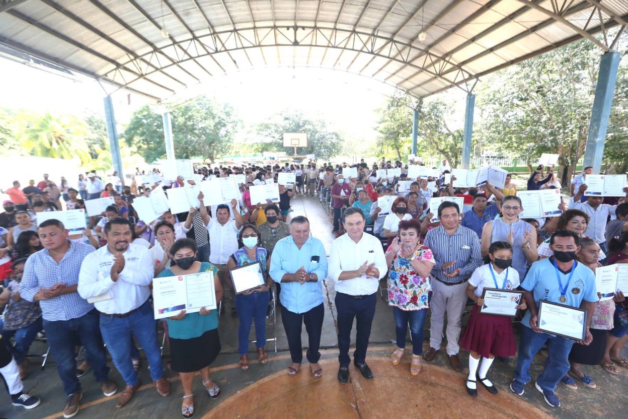Jóvenes y adultos de Yaxcabá reciben sus certificados de primaria y secundaria