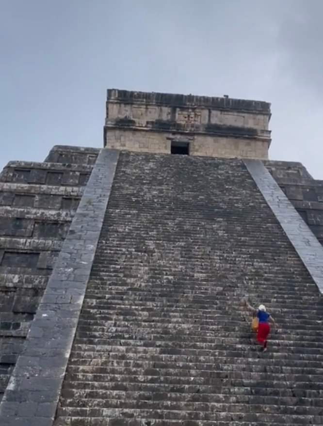 Turista casi es linchada por subirse a la pirámide de Chichén Itzá