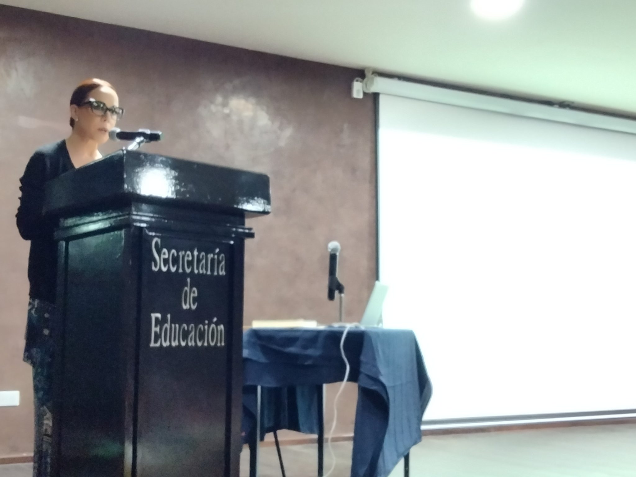 Presentan en Mérida el libro “Educación para la Paz”, por su autora Bibiana Rubio Saavedra