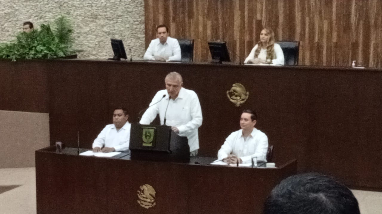 El amoroso Adán en el Congreso del Estado