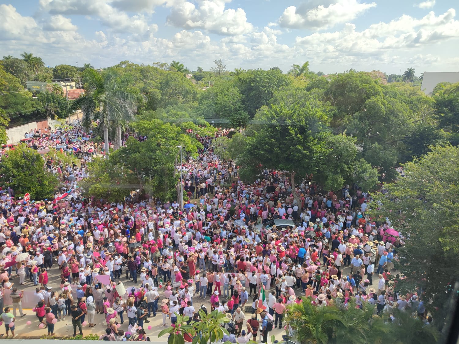 Desde Yucatán, cinco mil ciudadanos participaron en la “cadena” para defender al INE