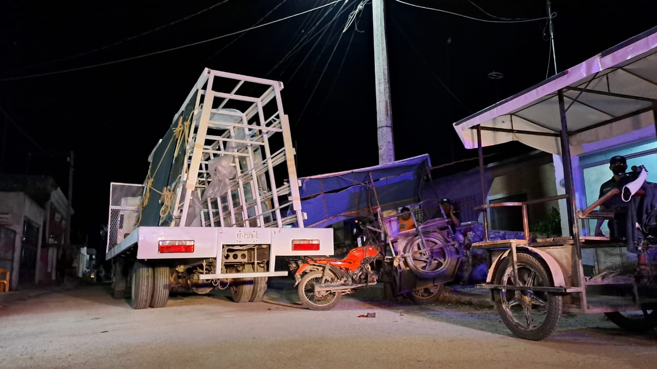 Camión se lleva mototaxi en Seyé
