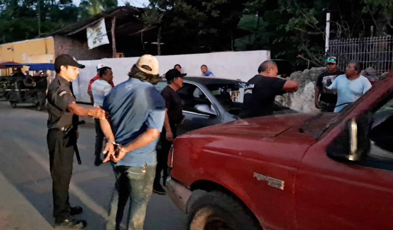 Borracho choca auto estacioando