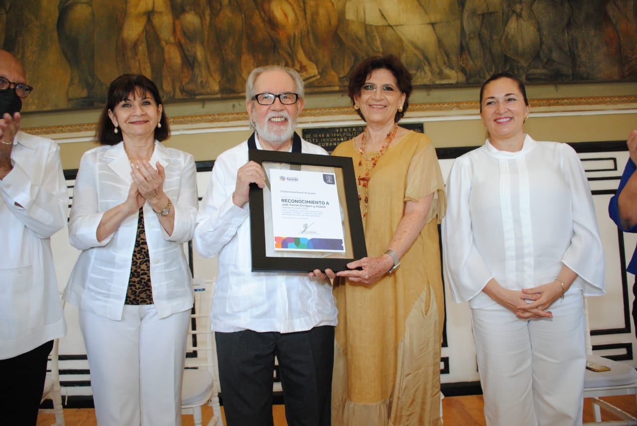 Gobierno del Estado enaltece la trayectoria del dramaturgo José Ramón Enríquez con la entrega de la Medalla Yucatán 2022