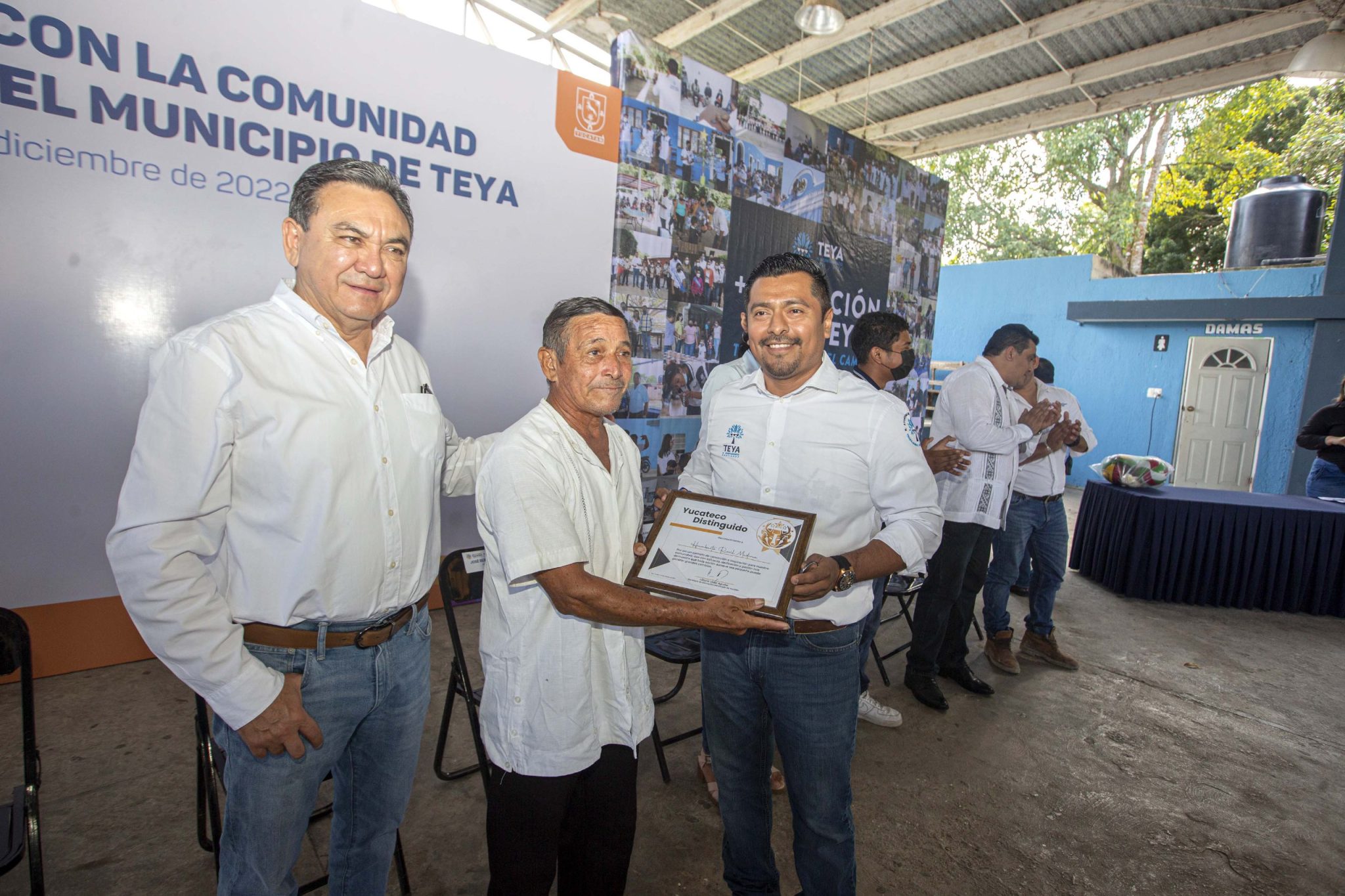 Reconocen labor de integrantes de la comunidad educativa de Teya