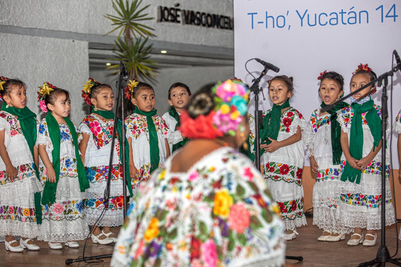 Emocionan estudiantes con villancicos en lengua maya