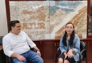Recibe Cultur dos obras de arte fuera de lo común: se hicieron con colillas de cigarro