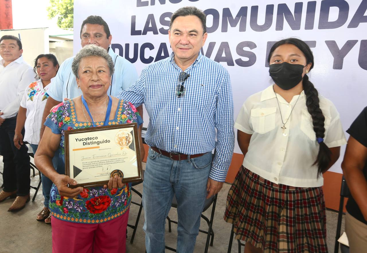 Secundarias de Yaxkukul y Tixkokob reciben Kits de mejora para sus planteles y comunidades educativas