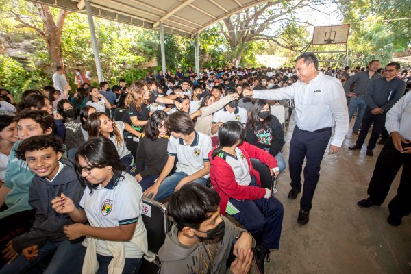 Con el objetivo de equipar a las escuelas, modernizar la enseñanza, fomentar el deporte y la vida saludable, avanza la distribución de los Kits "Mejora tu Secu" en escuelas de este nivel.

El titular de la Secretaría de Educación del Gobierno del Estado de Yucatán, Liborio Vidal Aguilar, encabezó el evento de entrega en la Secundaria Técnica No.8 “Jesús Reyes Heroles”, donde también recibieron el beneficio las escuelas: “Pablo Bolio Ponce”, “José Emilio Vallado Galaz”, “Enrique Godiner Soto”, “Moisés Saenz”, “Leandro Valle”, la Secundaria Técnica No. 55, “Antonia Jiménez Trava” y la “Edmundo Villalba Rodríguez.

Acompañado de las y los directores de los centros educativos antes mencionados, autoridades educativas, líderes sindicales, madres y padres de familia, así como docentes y estudiantes, el Secretario de Educación, entregó los Kits que contienen: 1 proyector multimedia, 2 contenedores de basura, 5 cubetas de pintura blanca de 19 litros, 3 cubetas de pintura azul de 19 litros, 3 cubetas de impermeabilizante de 19 litros, así como 5 balones de futbol y 5 de basquetbol.

Recordó que esta entrega forma parte de una estrategia estatal para cubrir a todos los planteles de este nivel, por lo que desde la semana pasada comenzó la distribución de 463 kits, destinados a escuelas de Mérida y el interior del estado.

Ante toda la comunidad educativa de la secundaria anfitriona, el director de dicha institución Raúl Aguayo Durán y Maty Mariana Espinoza Baños, presidenta de la Sociedad de Alumnos del turno matutino, informaron de las necesidades de mejora del edificio y en respuesta, Vidal Aguilar informó que en los siguientes días recibirán mobiliario y comenzará los procesos previos a la construcción de un aula para el taller de Electricidad. También en el próximo mes el plantel ya contará con el servicio de Internet gratuito como parte de la Estrategia Yucatán Digital.

En el marco de este encuentro y entrega del material, el funcionario destacó que estas acciones se derivan de la instrucción del gobernador Mauricio Vila Dosal, para dotar a las escuelas de lo indispensable para la educación integral de la niñez y juventud yucateca.
 
“Refrendo mi compromiso, de que la Segey tiene las puertas abiertas para atenderlos y cubrir los requerimientos para que ninguna niña, niño y adolescentes se queden sin servicio educativo y así podamos ayudar a que tengan un futuro lleno de oportunidades para superarse”, agregó.

Durante la actividad, se entregaron las medallas y reconocimientos de Yucatecos Distinguidos a el actor Héctor Herrera Osorio, la docente de la Academia De Ciencia Sociales, Xóchitl Adriana Lara Díaz y la estudiante destacada en el deporte, Isis Esther Cohuo Chimal.

Atestiguaron la entrega, la directora general de Educación Básica, Linda Basto Ávila; la directora de Secundaria, Brenda Ruz Durán; Ricardo Espinosa Magaña y Alejandro Chulim Cimé, secretarios generales del SNTE Sección 33 y 57, así como representantes de los grupos sindicales del SYTTE, SITEM, GNTE y SETEY.