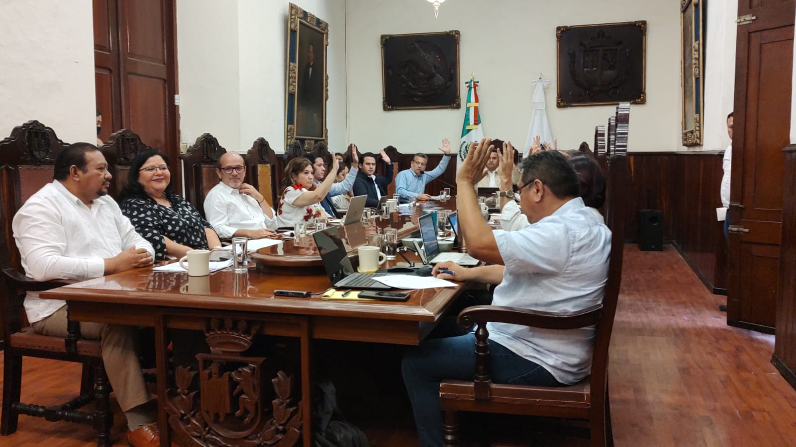 El Cabildo aprobó que el alcalde Renán Barrera viaje a Madrid