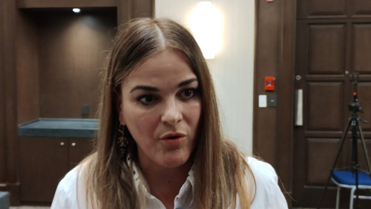 Independientemente de la intervención que pudiera hacer el gobierno federal para las elecciones de 2024, la ciudadanía yucateca elegirá a muy buenos gobernantes y cruzará el voto como sucedió en 2018 cuando decidió no dejarle todo a un solo partido, comentó la diputada federal panista Cecilia Patrón Laviada. «Eso habla de una cultura democrática impresionante del Estado, cosa que yo celebro. Me siento muy orgullosa que en Yucatán exista esa democracia de elegir a quienes son mejores para desempeñarse en un cargo público», señaló la también secretaria general del Comité Ejecutivo Nacional del PAN. En otro tema, la legisladora federal afirmó que, pese a que muchos panistas han externado sus aspiraciones a estar en la boleta para 2024, el PAN está unido y escucharse unos a otros. «Quien está en política, normalmente aspira y quien no lo hace, es estancarse». «Yo veo natural las aspiraciones de muchos panistas que dicen que quieren ser esto u otro. Lo que es bueno, porque las aspiraciones hay que trabajarlas, estar con la gente. Yo celebro que haya panistas que digan que quieren, dejemos que la ciudadanía decida y en Acción Nacional vamos a ofrecer a las mejores candidatas y candidatos, que la gente quiera, respete y reconozca su trabajo», comentó. Sobre la ovación recibida durante el 4o. Informe de Resultados del Gobernador Mauricio Vila Dosal, la asambleísta reconoció que el cariño recibido es el trabajo realizado en las colonias, fraccionamientos y comisarías de su demarcación. Pero ello no es garantía de que tenga alguna candidatura asegurada, pese a que su mejor carta de presentación para el 2024 es el trabajo realizado como diputada. «Yo estoy bien concentrada en la diputación federal representado a las y los yucatecas», finalizó.