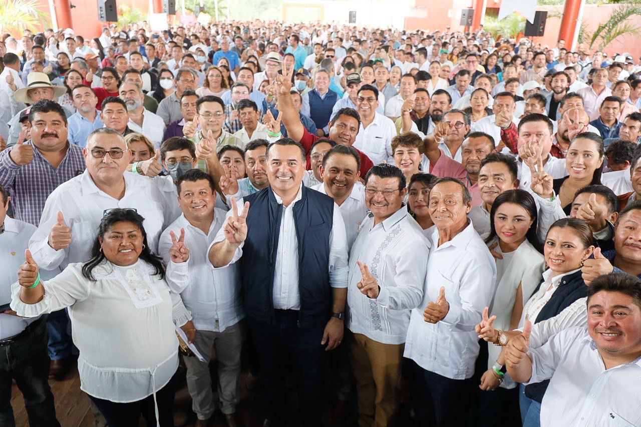 Renán Barrera con líderes políticos del interior del Estado