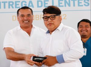 Para fortalecer la salud visual, Renán Barrera entrega lentes graduados a las familias del Municipio 