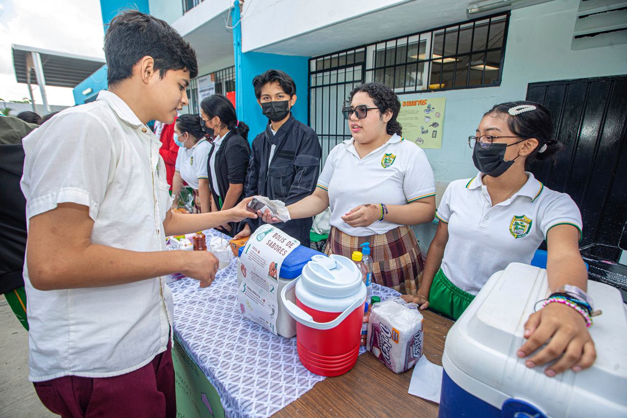Estudiantes de secundaria aprenden habilidades para la vida