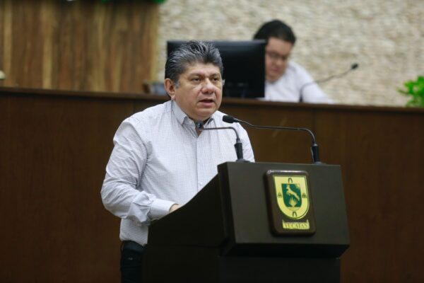 Gaspar Quintal Parra, presidente estatal del PRI, denunció a Morena por intimidar y amenazar a alcaldes yucatecos para forzarlos a unirse a la Cuarta Transformación. Señaló que estas tácticas violan la autonomía municipal y representan un abuso de poder que desmantela la democracia en México.

