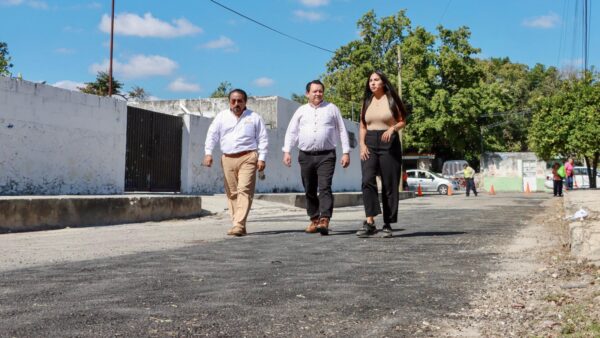 El Gobernador Joaquín Díaz Mena supervisó los trabajos del programa "Bacheo de calles para el Bienestar de Mérida", con el que se rehabilitan 33,900 metros lineales en las colonias Melitón Salazar, Castillo Cámara y Dolores Otero, mejorando la movilidad y calidad de vida en la zona.