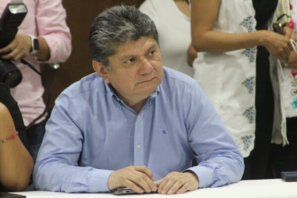 Gaspar Quintal, líder del PRI en Yucatán, acusa a Morena de provocar una crisis económica y migratoria por su falta de liderazgo y su mala gestión de las relaciones internacionales.