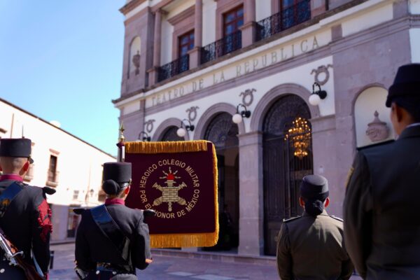 El gobernador de Yucatán, Joaquín Díaz Mena, asistió a la ceremonia del CVIII aniversario de la Promulgación de la Constitución Mexicana en Querétaro, encabezada por la presidenta Claudia Sheinbaum Pardo. En el Teatro de la República, junto con los 32 gobernadores del país, se reafirmó el compromiso con los principios constitucionales, la democracia y el desarrollo de México.