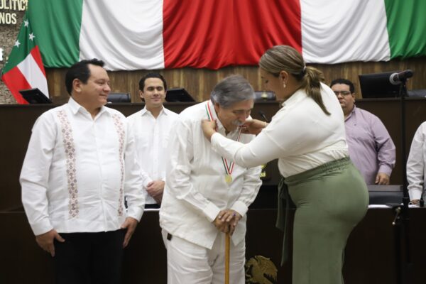 Ariel Avilés Marín recibe la Medalla “Héctor Victoria Aguilar” del Congreso de Yucatán en reconocimiento a su trayectoria en la cultura y los derechos humanos.