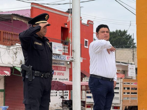 El municipio de Kanasín, Yucatán, conmemoró el Día de la Bandera Nacional con una ceremonia cívica en la que participaron autoridades municipales, estudiantes y elementos de la Policía Municipal. El alcalde Edwin Bojórquez Ramírez destacó la importancia del lábaro patrio como símbolo de unidad e identidad nacional.