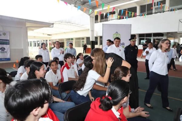 La alcaldesa de Mérida, Cecilia Patrón Laviada, presenta el programa "Alcaldesa en tu Escuela" en el Colegio Libanés Peninsular, destacando la educación y la prevención como claves para el desarrollo de las nuevas generaciones.