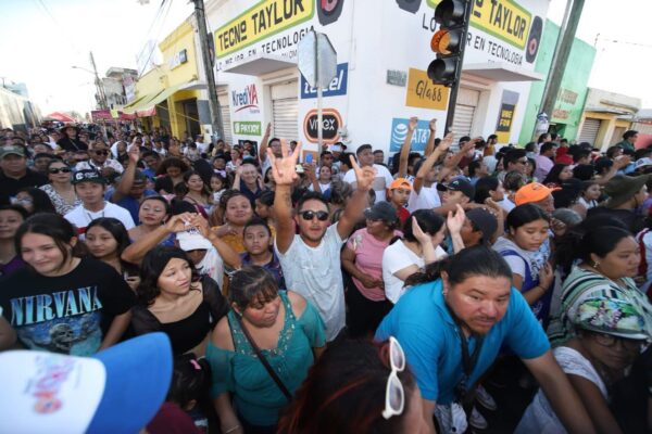 El Carnaval de Kanasín 2025 celebró su tradicional martes de "Batalla de Flores" con 90 comparsas, artistas invitados y miles de asistentes que llenaron de alegría y color las calles del municipio. El evento culminará con la Quema de "Juan Carnaval" el miércoles por la noche.