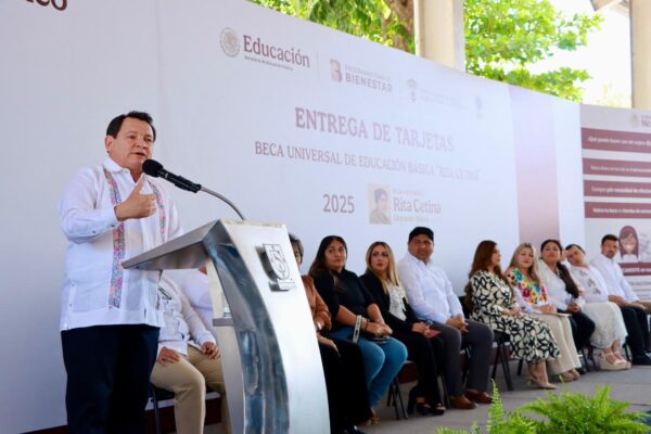 El Gobierno de Yucatán inició la entrega de tarjetas de la beca universal "Rita Cetina", garantizando apoyo económico para estudiantes de secundaria y sus familias. Con esta iniciativa, encabezada por el Gobernador Joaquín Díaz Mena, se busca reducir la deserción escolar y fortalecer la educación en el estado.