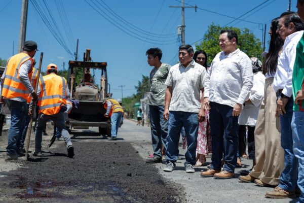 Joaquín Díaz Mena supervisa las obras de conservación en las carreteras Izamal-Cacalchén y Citilcum-Hoctún, que beneficiarán a más de 70 mil yucatecos. Las acciones del Plan Bienestar mejoran la conectividad y calidad de vida en el oriente del estado.