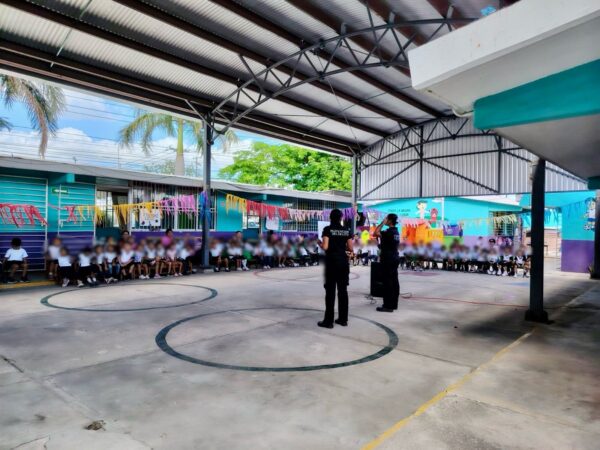 Policías de Kanasín enseñan a niños de kínder el uso correcto del 911 mediante una charla educativa, convivencia y exhibición de patrullas en el jardín de niños María Montessori de San Pedro Noh-Pat.