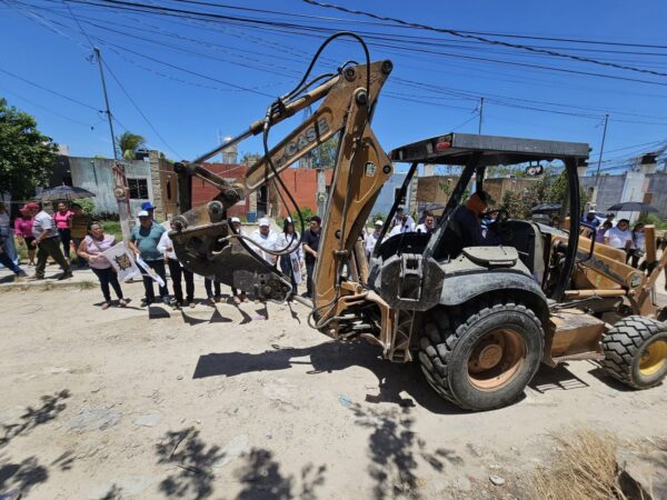 El alcalde Edwin Bojórquez da inicio a la construcción de más de 19 mil m² de calles en Kanasín con el programa "Unidos Construyendo Calles Dignas y Seguras". También anuncia nueva Casa del Adulto Mayor y pozos pluviales para prevenir encharcamientos.