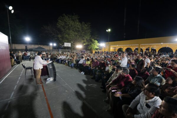 El Gobernador Joaquín Díaz Mena encabezó el programa "Diálogos con el Pueblo" en Cholul, Mérida, donde habitantes agradecieron ser escuchados después de 30 años. Anunció mejoras en servicios e infraestructura para la comunidad.