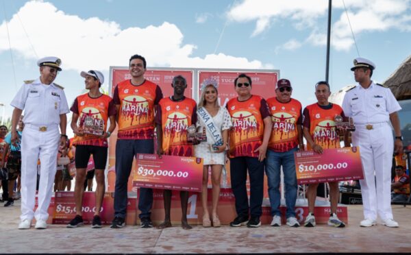 El Gobernador Joaquín Díaz Mena premió a más de 2,800 corredores en la edición 2025 del Maratón de la Marina, que recorrió la tradicional ruta Mérida–Progreso.
La competencia celebró el Día de la Marina y contó con ganadores en distintas categorías, incluyendo sillas sobre ruedas.